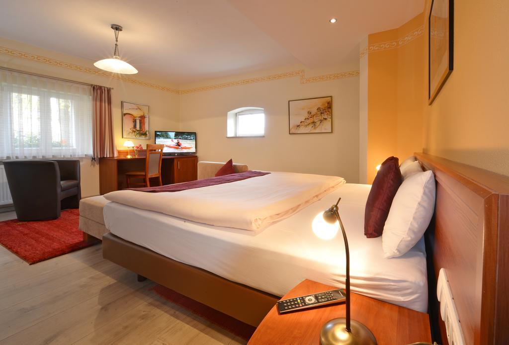 Hotel Schwarzes Ross Steinsfeld Zewnętrze zdjęcie